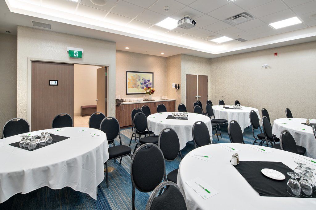 Holiday Inn Express - Red Deer North By Ihg Exterior photo